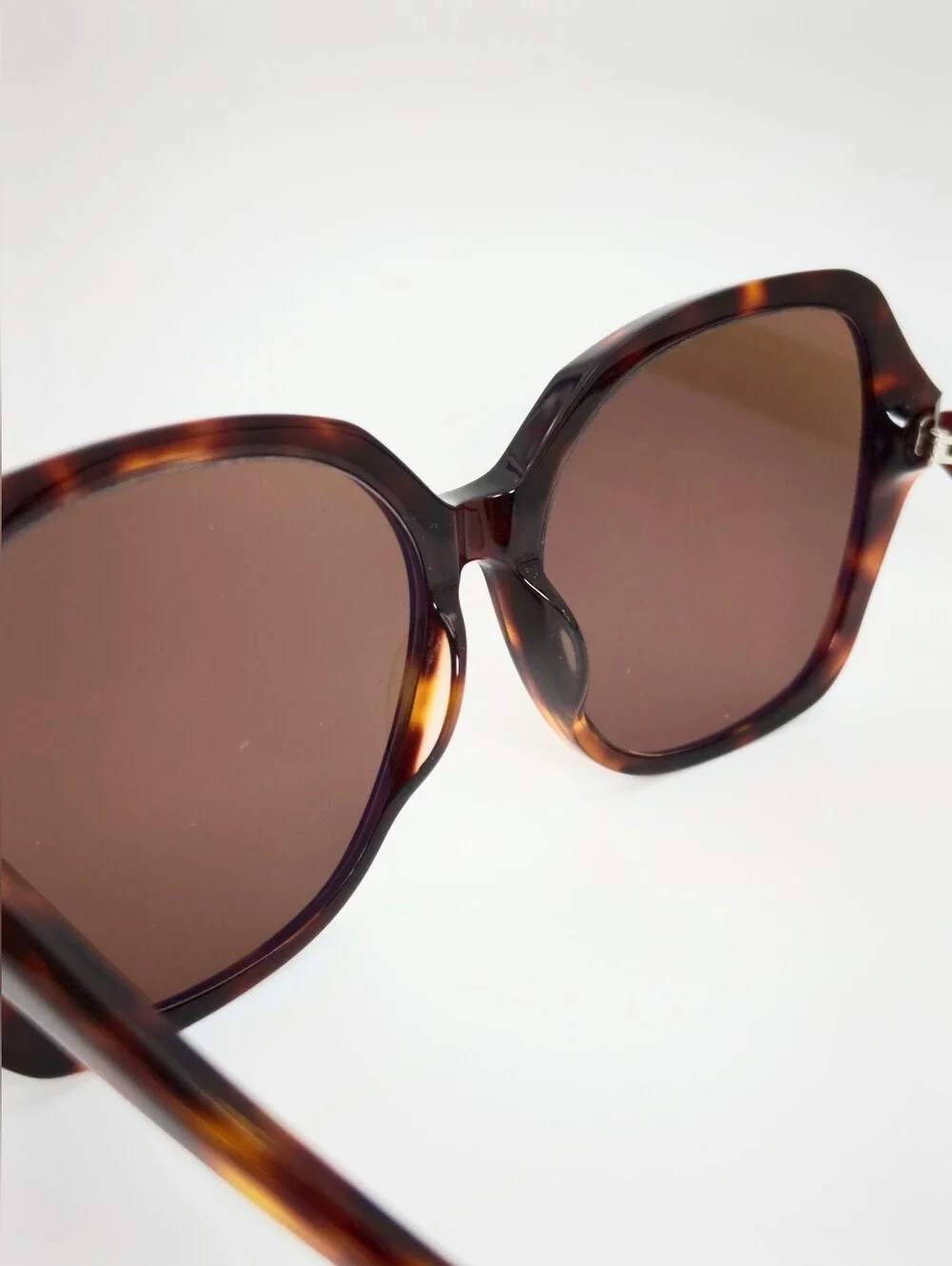 Isabella. Tortoiseshell Oversized Eyewear. Faceted Texture Frame.